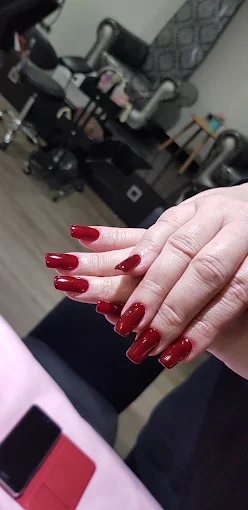 📲 Prenez rendez-vous et révélez la beauté naturelle de vos cheveux !