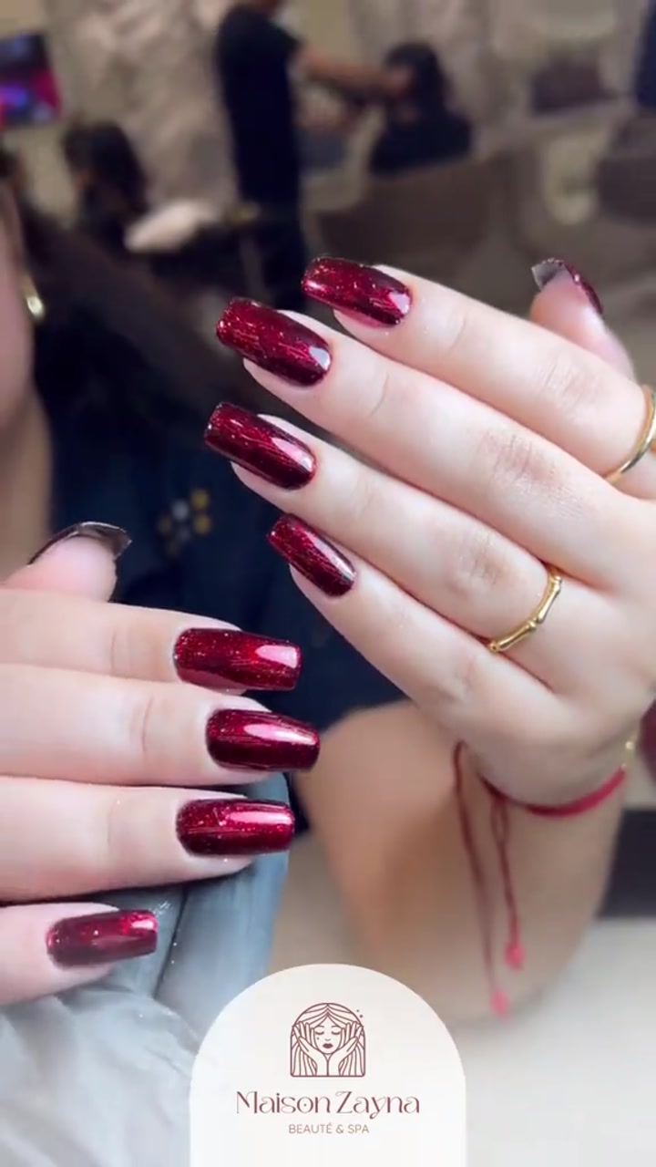 Ongles rouges effet miroir avec une touche de paillettes 💅
Un look intense, raffiné et ultra-féminin — parfait pour briller en toute occasion ✨
Prête à sublimer vos mains ? Réservez dès maintenant 💖