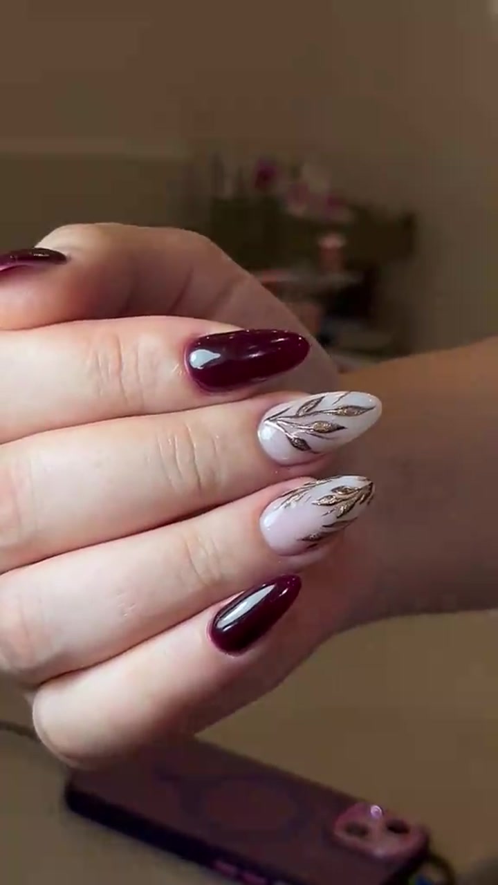Ongles rouges effet miroir avec une touche de paillettes 💅
Un look intense, raffiné et ultra-féminin — parfait pour briller en toute occasion ✨
Prête à sublimer vos mains ? Réservez dès maintenant 💖